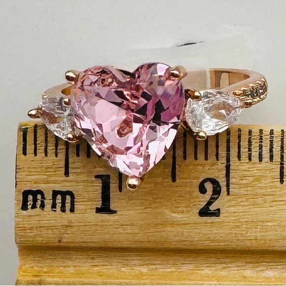 Pink 🩷 Heart Center stone w/Cubic zirconia-Rose Gold Band-sz 8- prom- spring - Picture 9 of 9